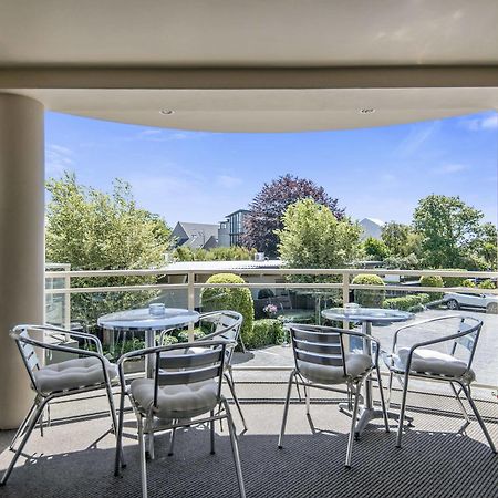 コロンボ イン ザ シティ クライストチャーチ エクステリア 写真 A balcony in a residential apartment
