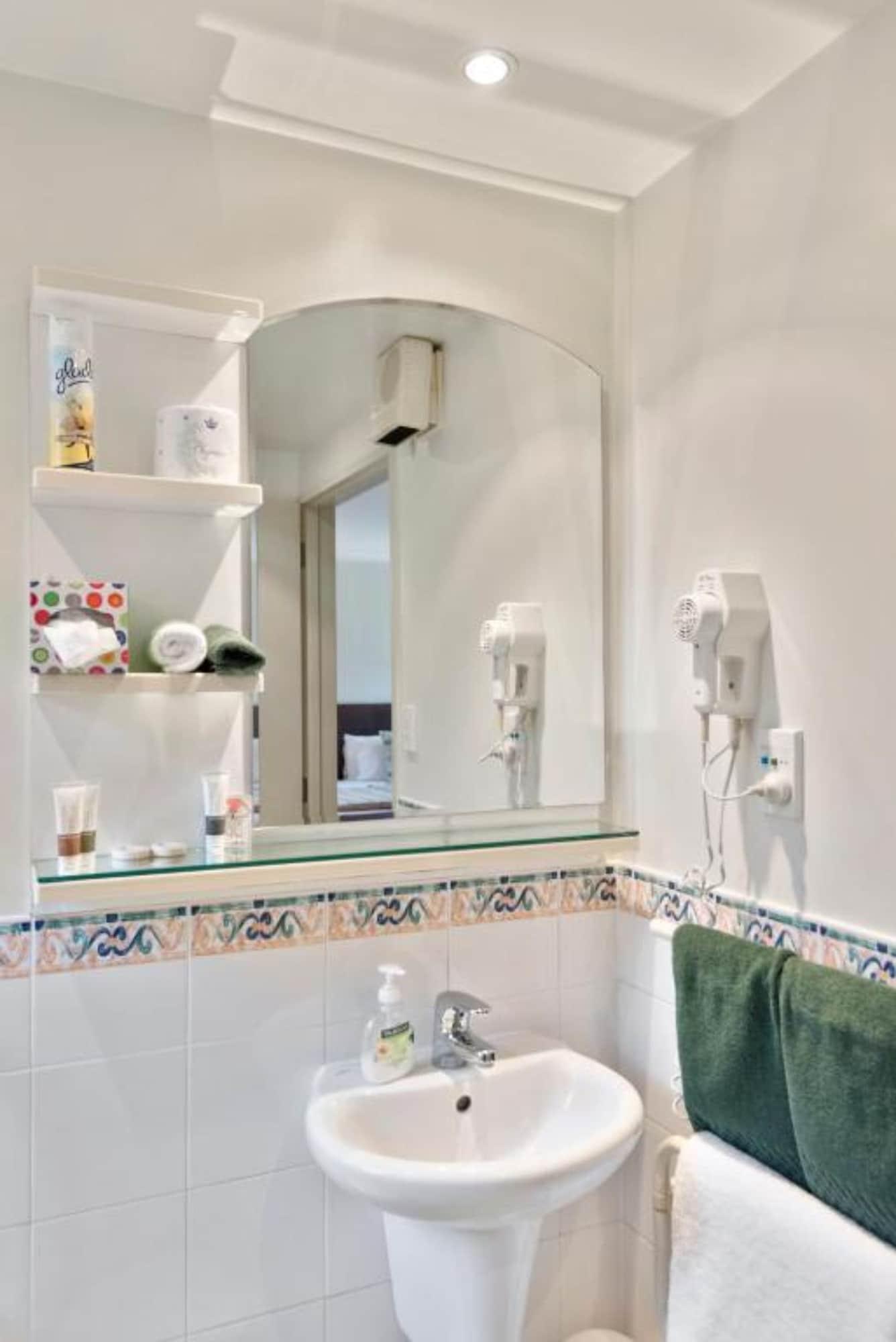 コロンボ イン ザ シティ クライストチャーチ エクステリア 写真 A bathroom mirror