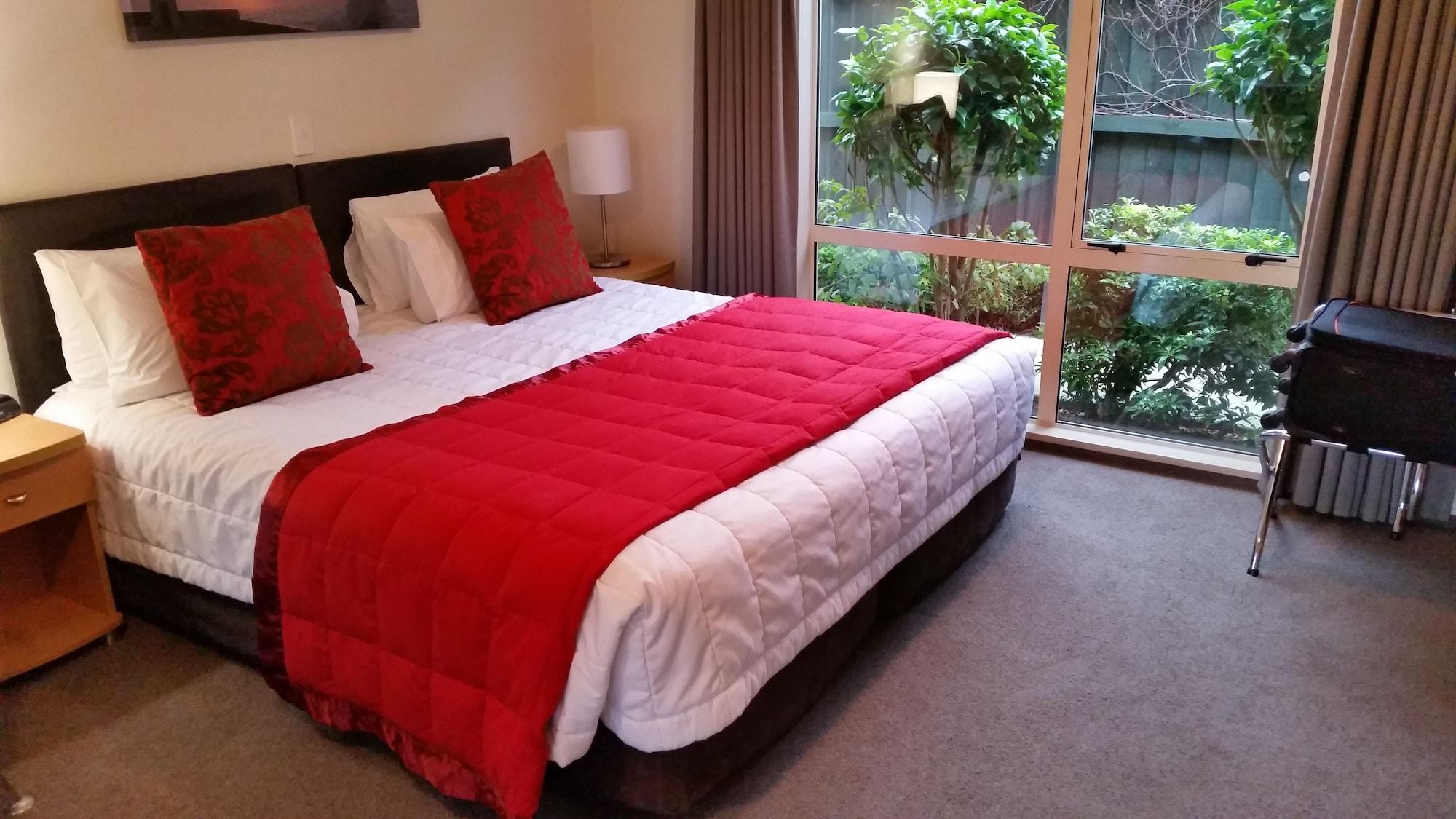 コロンボ イン ザ シティ クライストチャーチ エクステリア 写真 A bed with a red throw