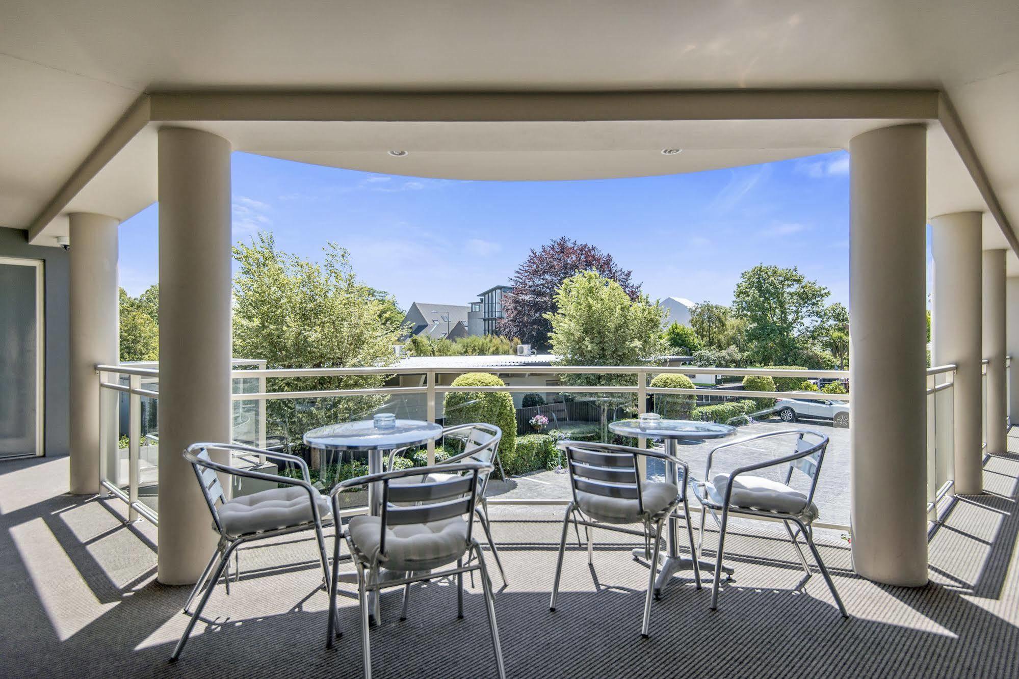 コロンボ イン ザ シティ クライストチャーチ エクステリア 写真 A balcony in a residential apartment